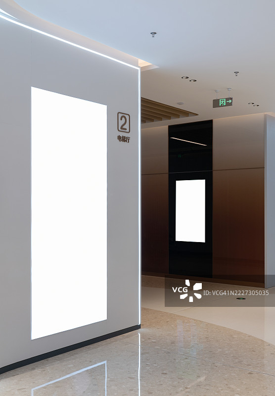 现代办公室内部，配有白色展示板图片素材