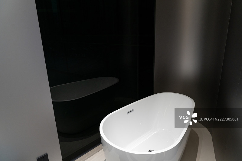 现代浴室内部，配有流线型设计元素图片素材