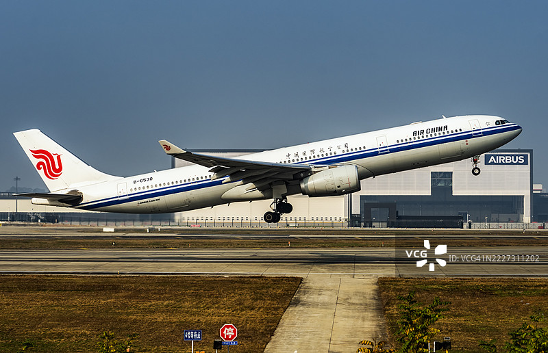 中国民航飞机起飞的特写镜头图片素材