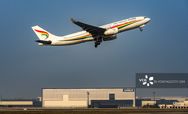 中国民航飞机起飞的特写镜头图片素材