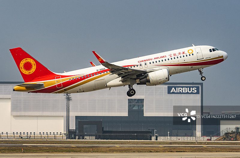 中国民航飞机起飞的特写镜头图片素材