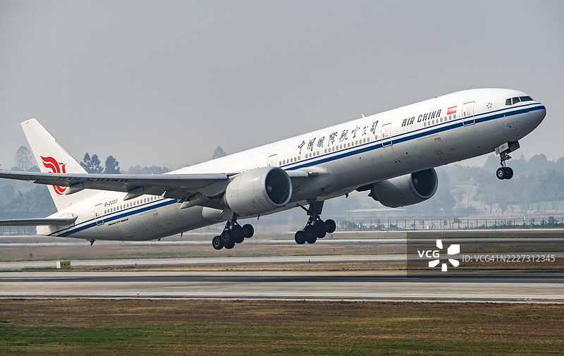 中国民航飞机起飞的特写镜头图片素材