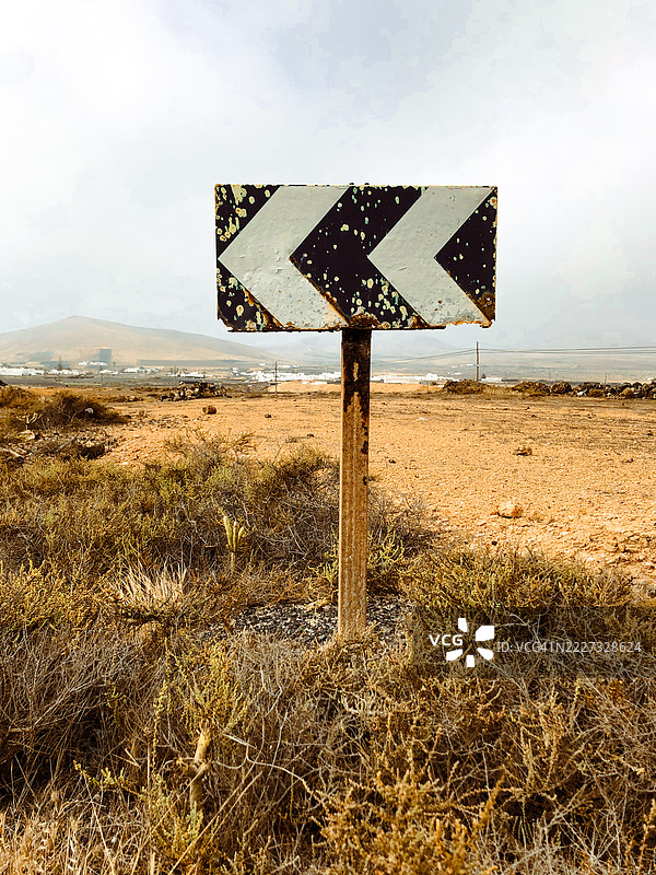 沙漠地区的旧交通标志图片素材