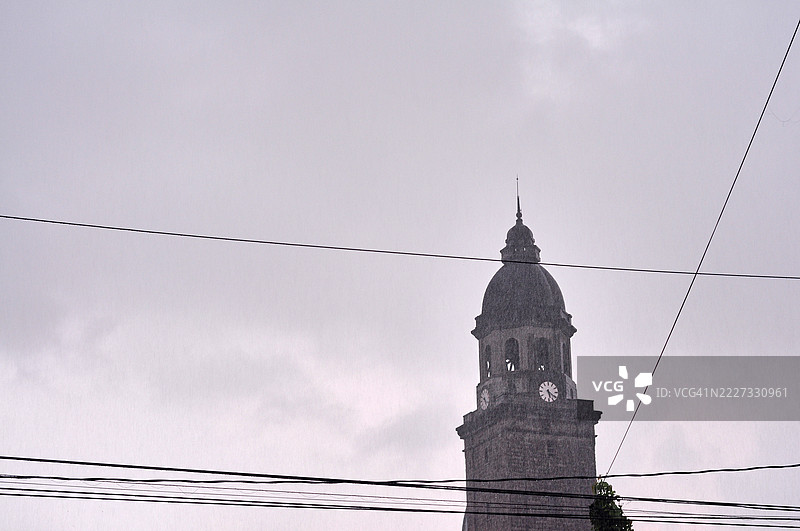 马尼拉大教堂的钟楼和圆顶高耸于马尼拉的因特拉穆罗斯区。图片素材