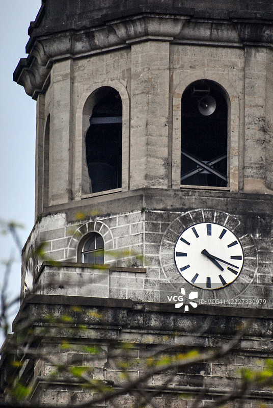马尼拉大教堂钟楼的特写视图。图片素材
