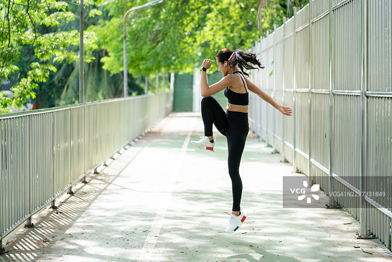 锻炼过程中动态踢腿动作图片素材