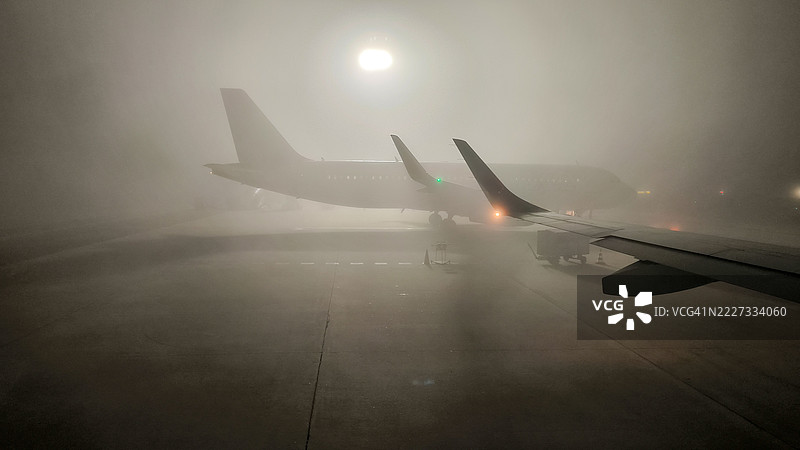 夜雾中的飞机 - 马尔彭萨机场能见度差图片素材
