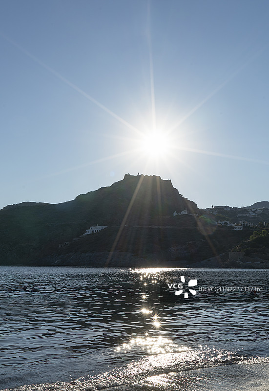 希腊岛屿上的山顶古堡。图片素材