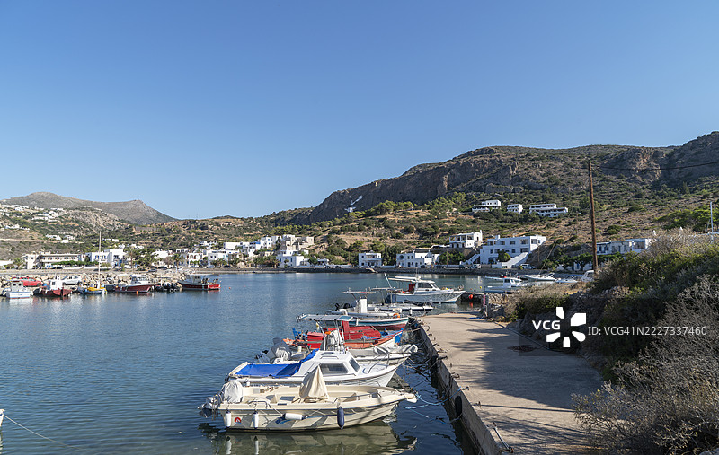 希腊岛屿上的传统渔船。图片素材