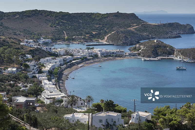 希腊岛屿上的海边传统村庄。图片素材