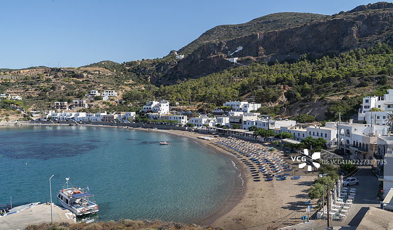 希腊岛屿上的传统海边村庄。图片素材