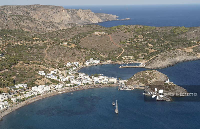 希腊岛屿上的传统海边村庄。图片素材