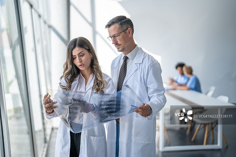 医生在医院检查脚部X光片图片素材