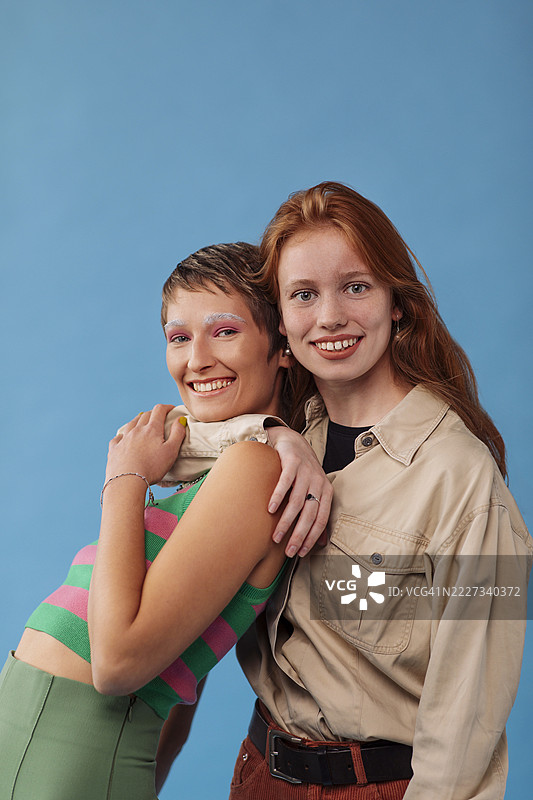 微笑的女孩们相拥在一起图片素材