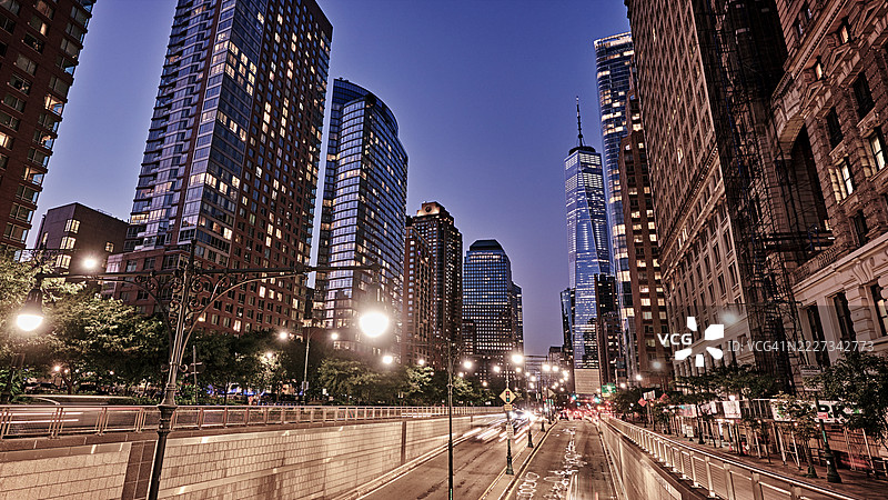 晚上的西街景观，背景是世贸中心一号和光轨，曼哈顿，纽约，美国图片素材