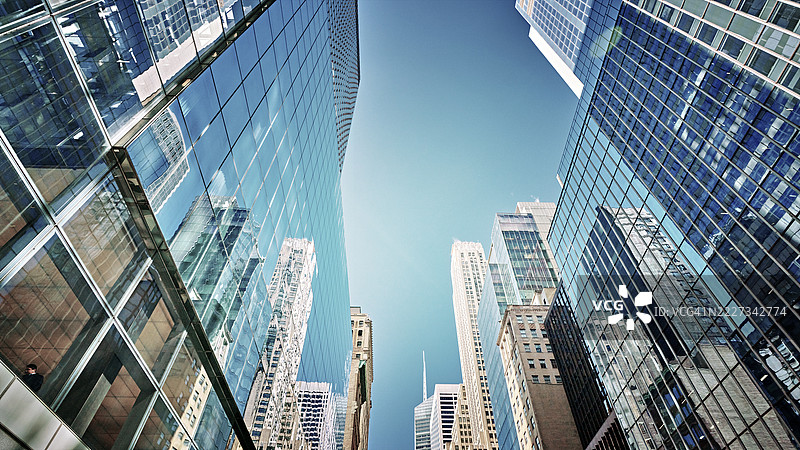 曼哈顿金融区的玻璃幕墙企业办公大楼图片素材