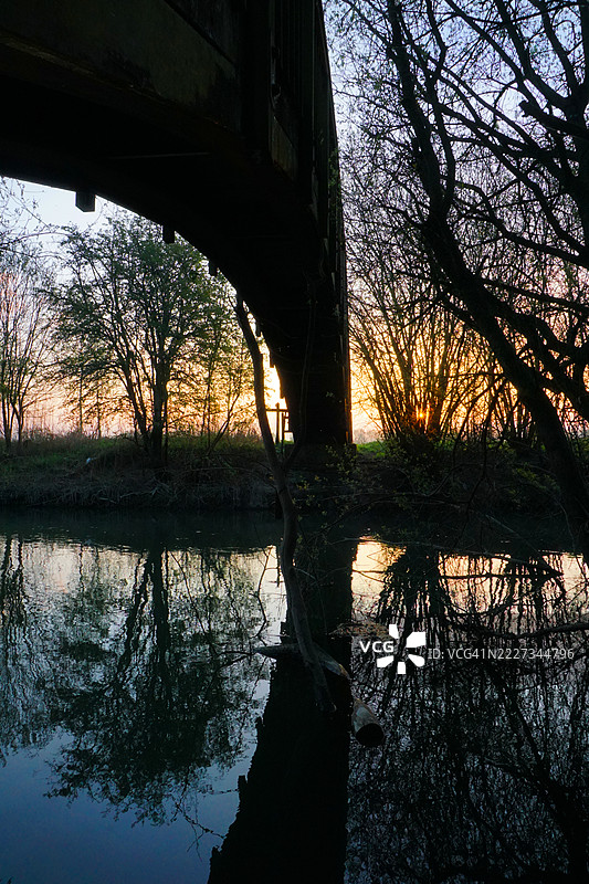 黎明时分的人行天桥剪影图片素材
