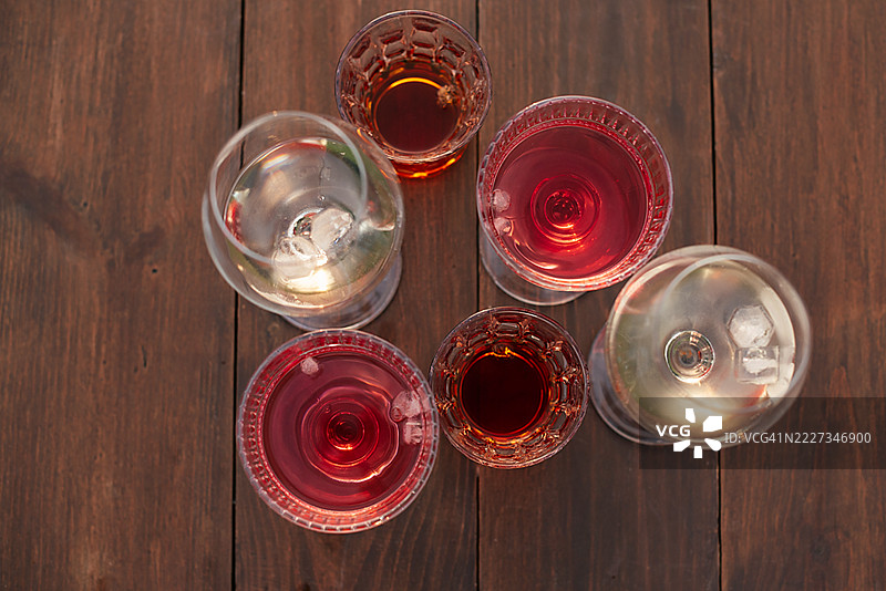 桌子上的红酒、白酒和玫瑰酒杯图片素材