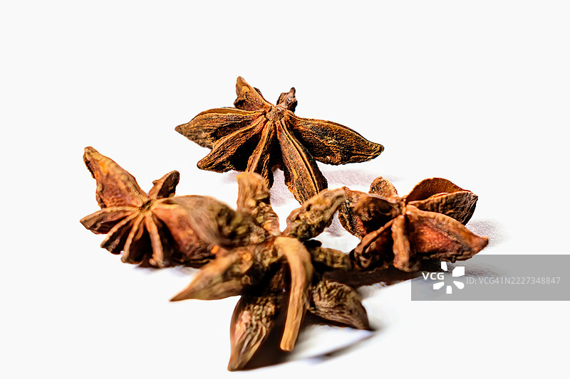 白色背景上的干八角茴香果荚图片素材