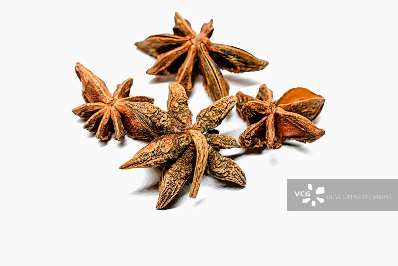 白色背景上的干八角茴香果荚图片素材