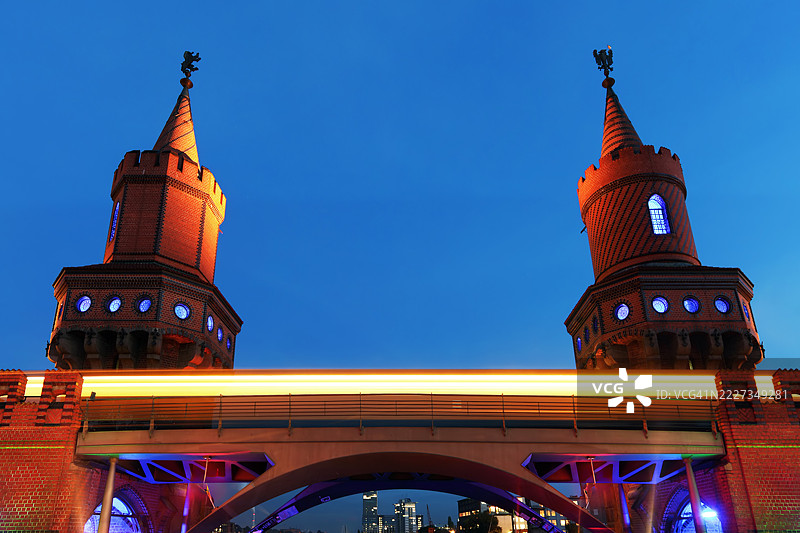 柏林的奥伯鲍姆桥与蓝色时刻经过的地铁列车在德国首都柏林图片素材