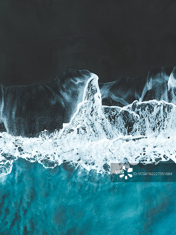 巴厘岛印尼克伦贡区海岸线的无人机拍摄海滩场景图片素材