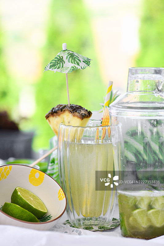 清爽的岛屿鸡尾酒，玻璃杯装饰着柑橘和伞棒图片素材