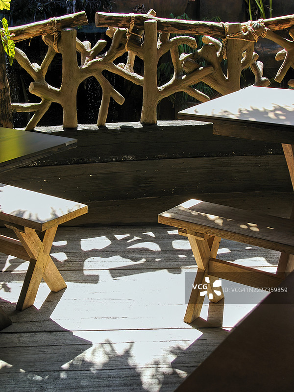 一个有凳子的木甲板。图片素材