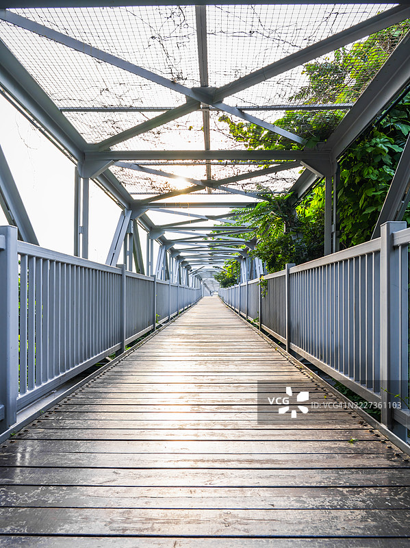 木质和金属桥的渐缩透视图片素材