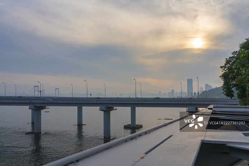 日落下的跨海大桥图片素材