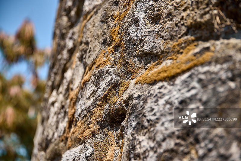 低角度特写展示了一座古老的砖砌瞭望塔，背景是晴朗的蓝天。图片素材