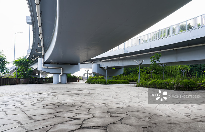 高架桥下的鹅卵石道路图片素材