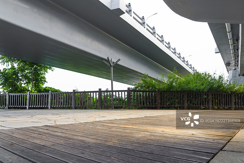 高架桥下的鹅卵石道路图片素材