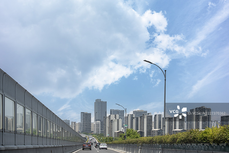 被声屏障和城市天际线框住的高架公路图片素材