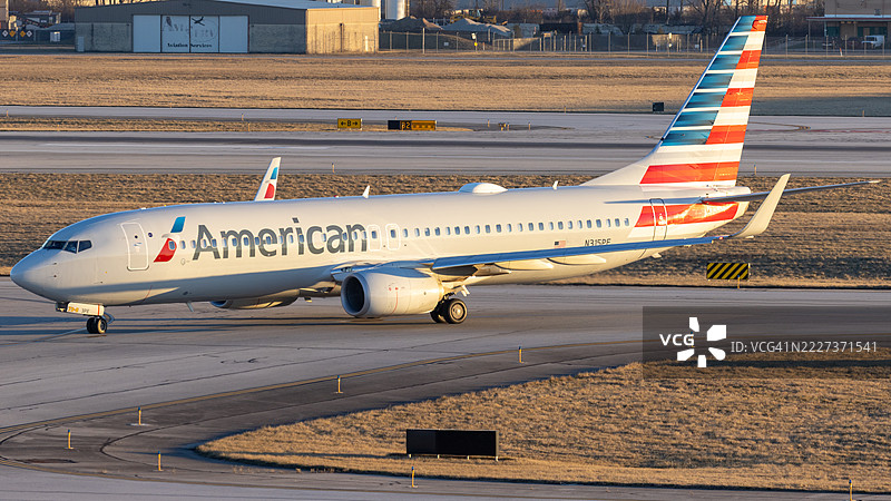 美国航空波音737-800在哥伦布机场降落图片素材