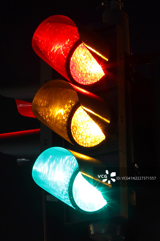 夜间的交通信号灯图片素材