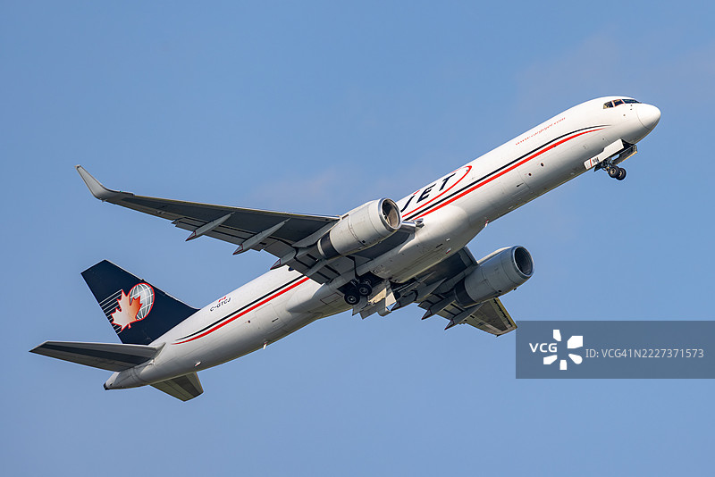 货运喷气机757从里肯巴克国际机场起飞图片素材