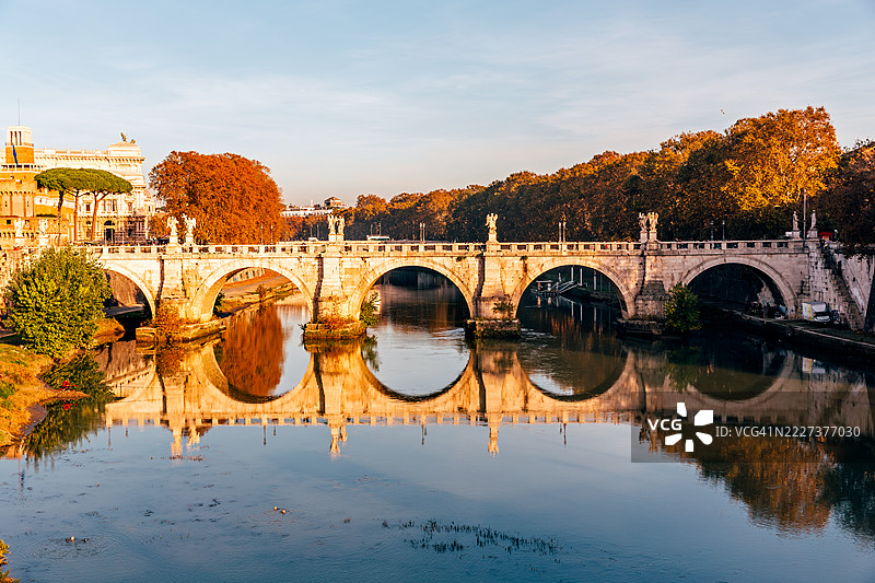 秋季的圣天使桥和台伯河，意大利罗马图片素材