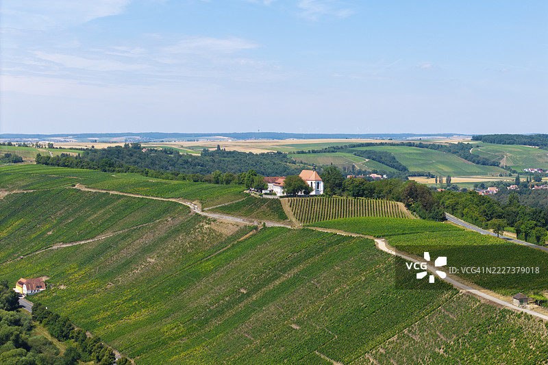 沃格尔斯堡，靠近福尔卡赫，拥有圣母保护修道院教堂的鸟瞰图，位于德国巴伐利亚州下弗兰肯的美因河弯道，法兰克尼亚地区。图片素材
