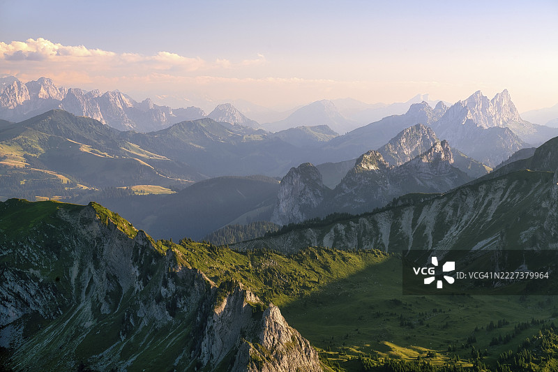 从甘特里希山俯瞰，瑞士伯尔尼州的伯尔尼和弗里堡前阿尔卑斯山的日落景色图片素材