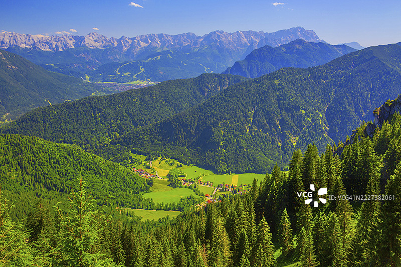 从拉贝尔山俯瞰埃塔尔和韦特施泰因山脉，包含2962米的楚格峰，位于德国上巴伐利亚的奥伯阿默高和阿默谷。图片素材