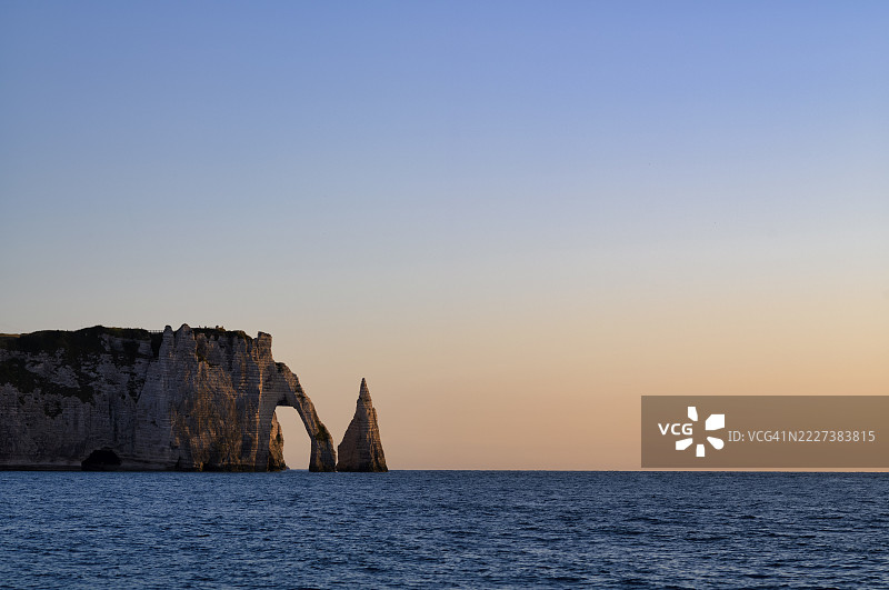 埃特雷塔的岩石拱门法莱兹或阿瓦尔门和岩针阿吉尤，海洋，陡峭的海岸，悬崖，白垩悬崖，白色海岸，阿尔巴特海岸，晚间氛围，富有情调，诺曼底，塞纳-马恩省，法国图片素材