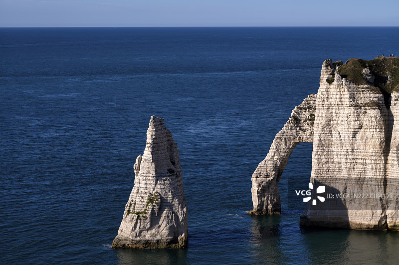 埃特雷塔的岩石拱门法莱兹或阿瓦尔门和岩针阿吉尤，海洋，陡峭的海岸，悬崖，白垩悬崖，白色海岸，诺曼底，塞纳-马恩省，法国图片素材