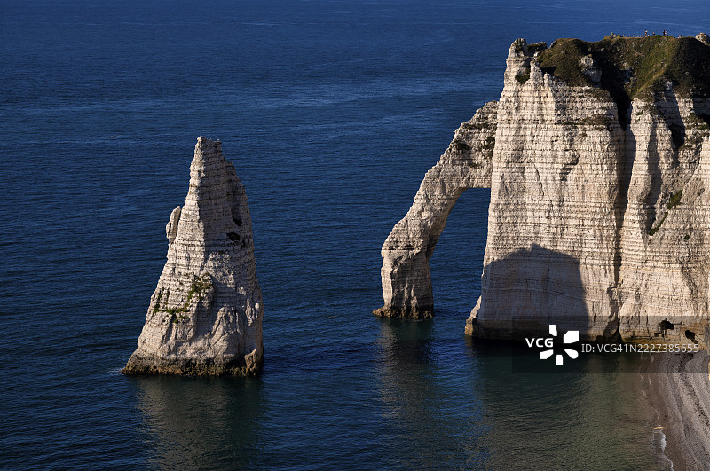 阿瓦尔门岩拱和针状岩石，贾姆堡海滩，埃特雷塔，海洋，陡峭的海岸，悬崖，白垩悬崖，白色海岸，诺曼底，塞纳-马恩省，法国图片素材