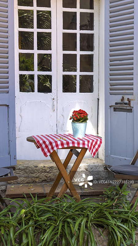 法国，法国里维埃拉和蓝色海岸，古老历史安提布市中心的风景街道图片素材