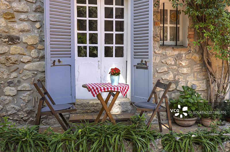 法国，法国里维埃拉和蓝色海岸，古老历史安提布市中心的风景街道图片素材