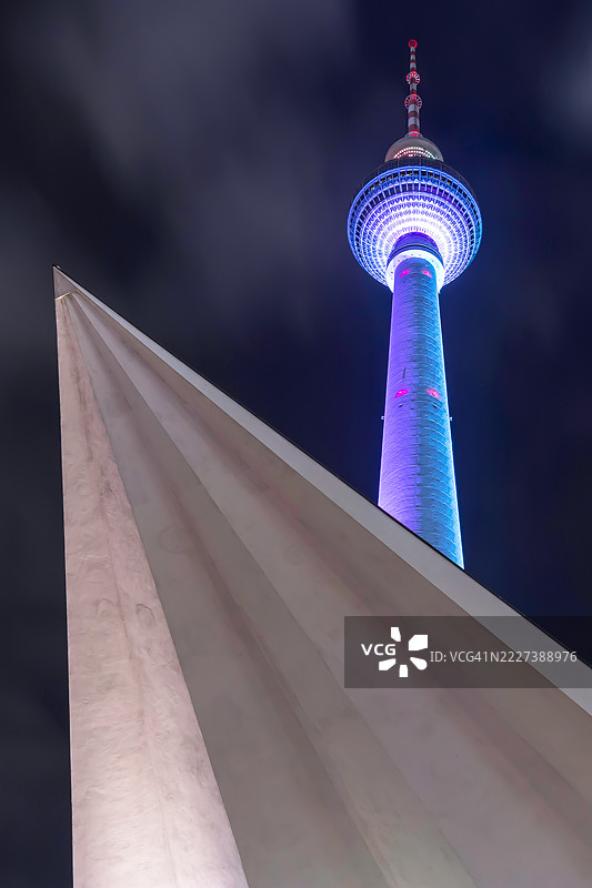 柏林电视塔与夜间德国首都的混凝土建筑部分图片素材