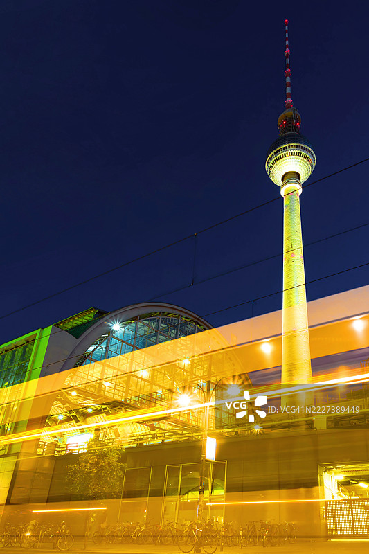 在德国首都柏林亚历山大广场的电视塔旁的电车，蓝色时刻。图片素材