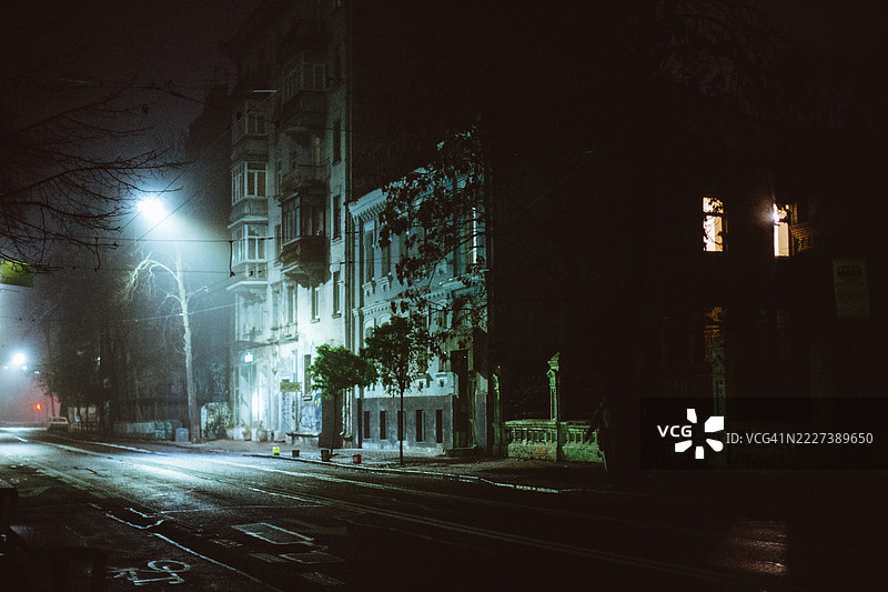 夜晚雾蒙蒙的城市街道图片素材