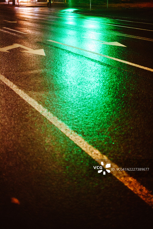 夜间湿路上红绿灯的倒影图片素材